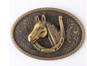Boucle de ceinture tête de cheval dans un fer à cheval country doré